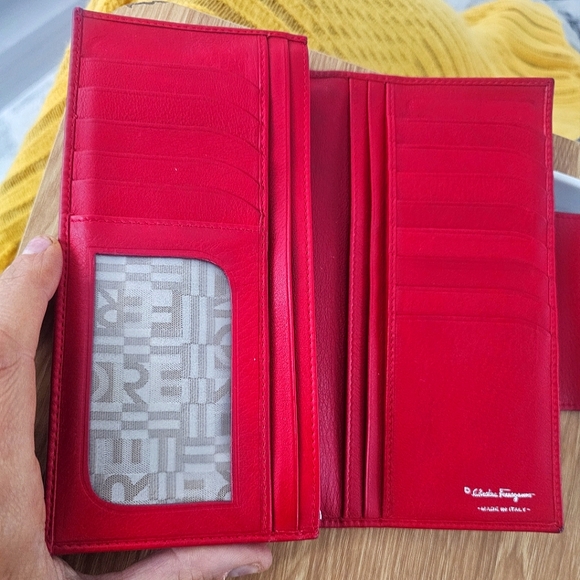 Salvatore Ferragamo Gancio Continental Leather Red Wallet GUC - Picture 7 of 15
